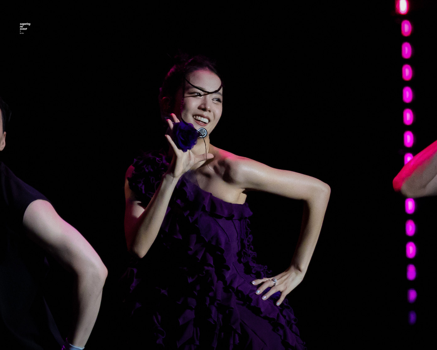 Jisoo mặc váy của thương hiệu Việt, biểu diễn tại mảnh đất hình chữ S lần đầu tiên. - Ảnh: sugaringnosweet Jisoo mặc váy của thương hiệu Việt, biểu diễn tại mảnh đất hình chữ S lần đầu tiên. - Ảnh: sugaringnosweet