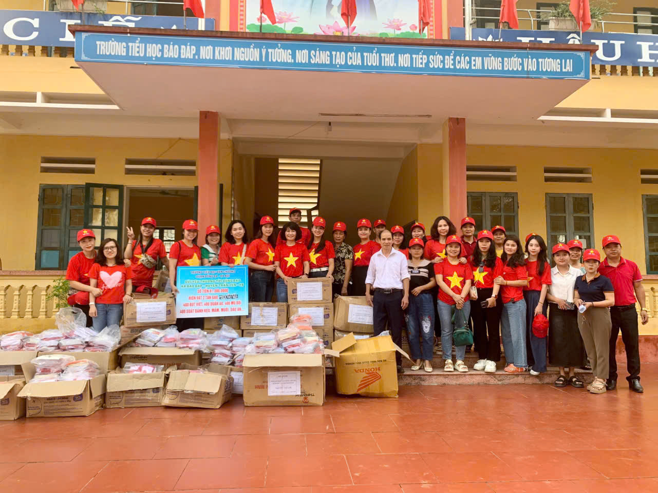 Những phần quà thiết thực được các thầy cô chuyển tới trường Tiểu học xã Báo Đáp.