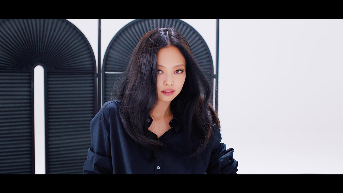 Jennie tỏa "soái khí" mê người dù chỉ diện sơ mi đen đơn giản. Jennie tỏa "soái khí" mê người dù chỉ diện sơ mi đen đơn giản.