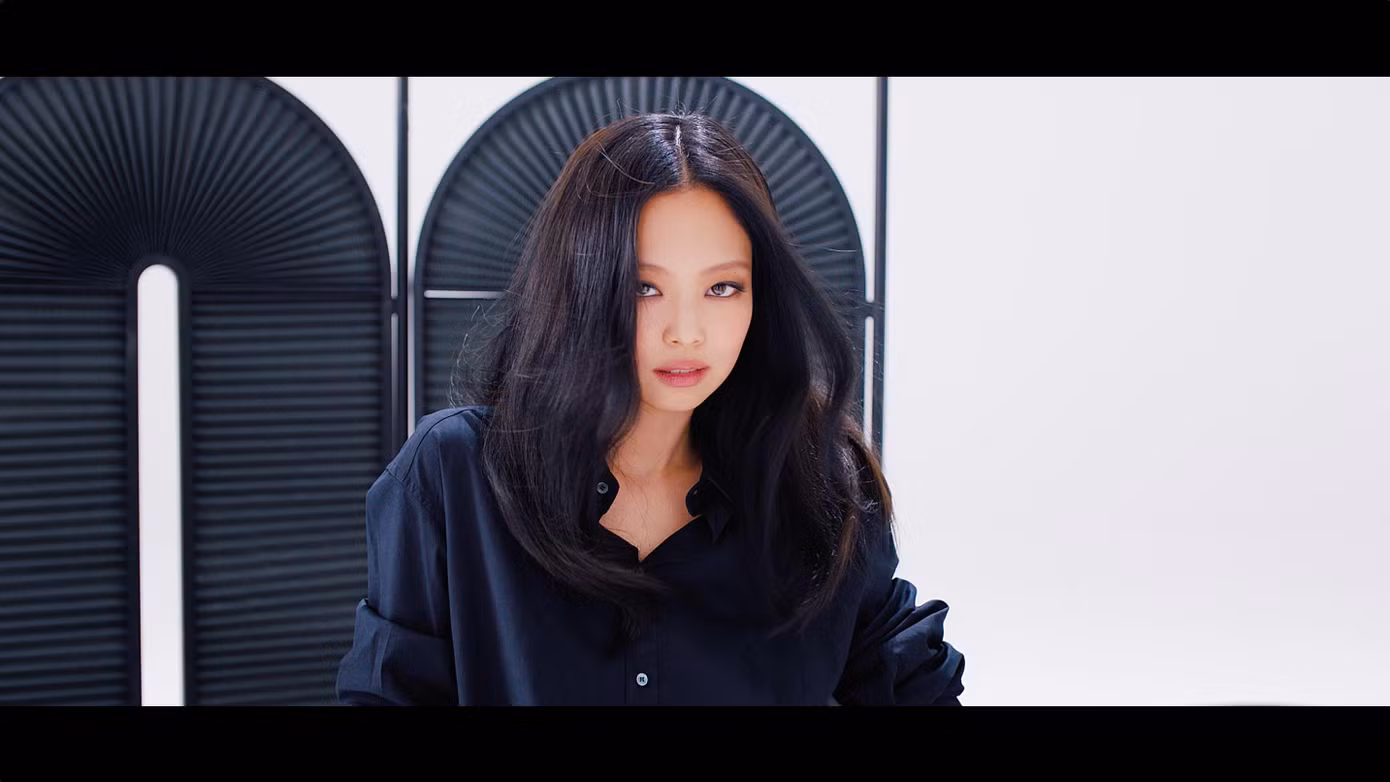 Jennie tỏa "soái khí" mê người dù chỉ diện sơ mi đen đơn giản.