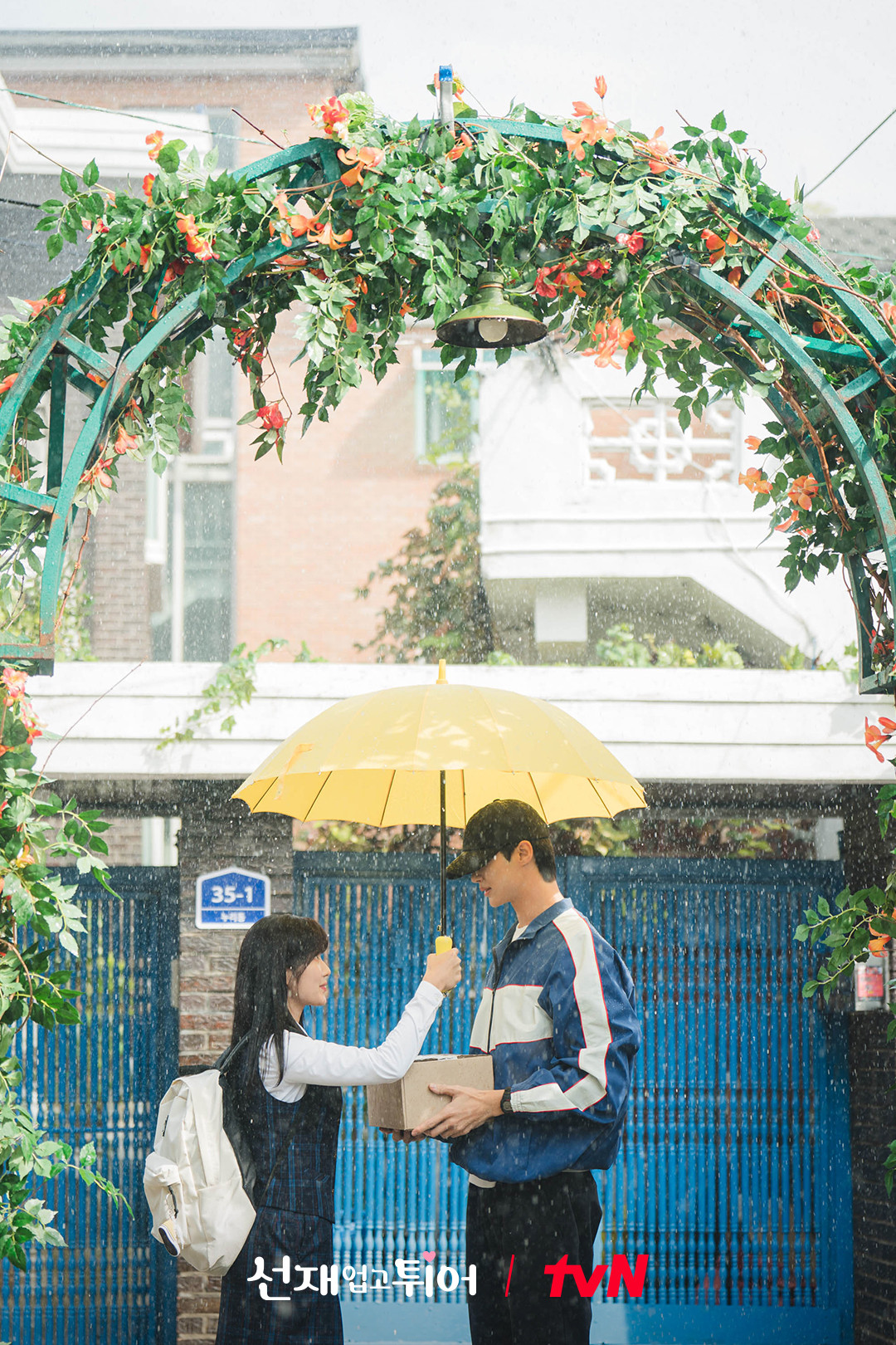 Cảnh Sun Jae lần đầu gặp Sol dưới mưa rào, cô chạy tới nghiêng ô che cho anh là phân cảnh kinh điển của phim.