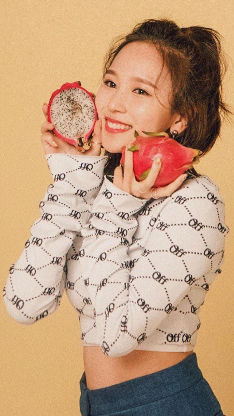 Mina (TWICE) bên trái thanh long. Mina (TWICE) bên trái thanh long.