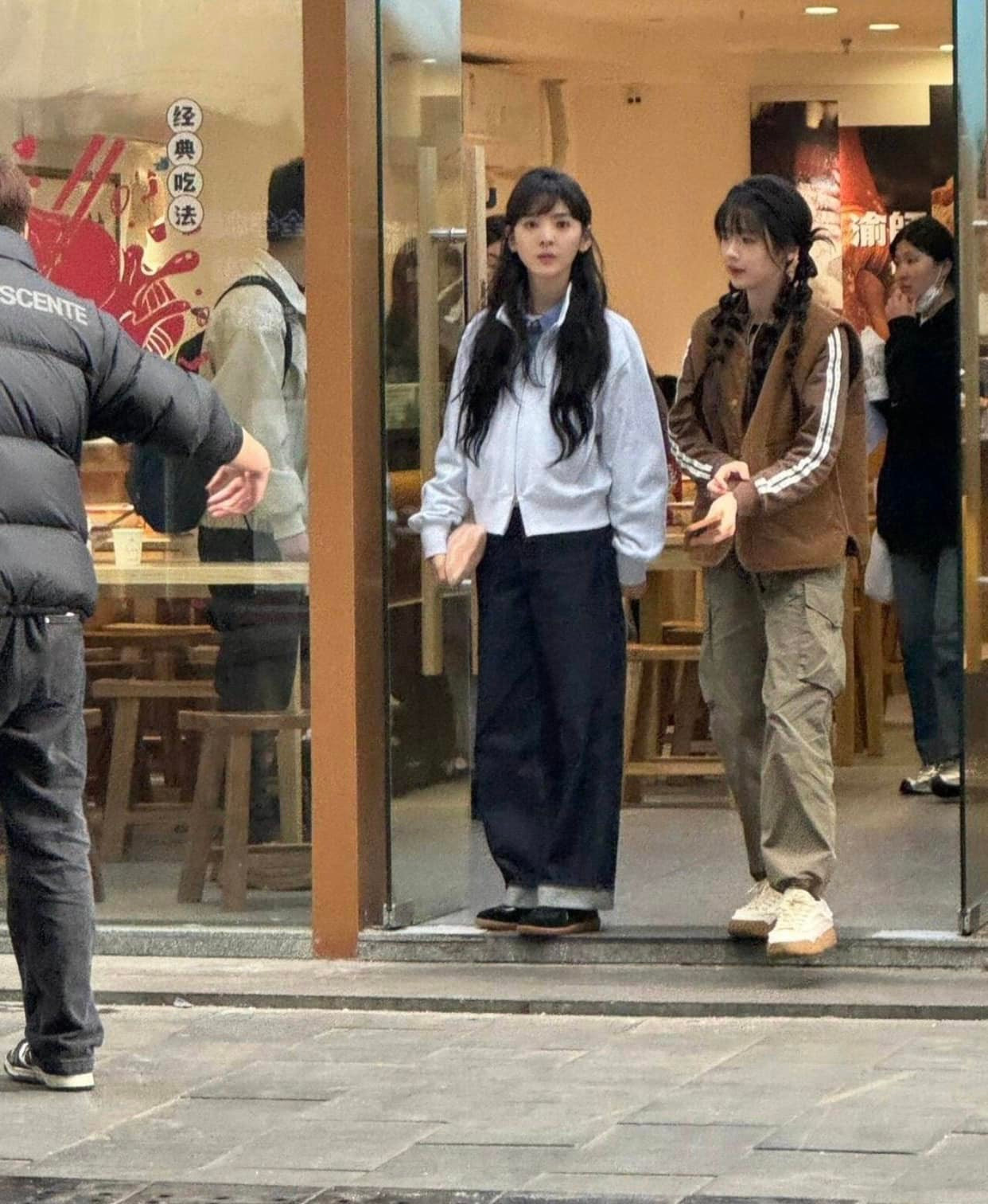 Trang phục cho Tang Trĩ (Trương Miểu Di thủ vai) cũng bị Cnet chê tơi tả vì trông nhăn nhúm, không phù hợp với thiết lập &quot;công chúa nhỏ&quot; nhà họ Tang nhí nhảnh, đáng yêu của nhân vật.