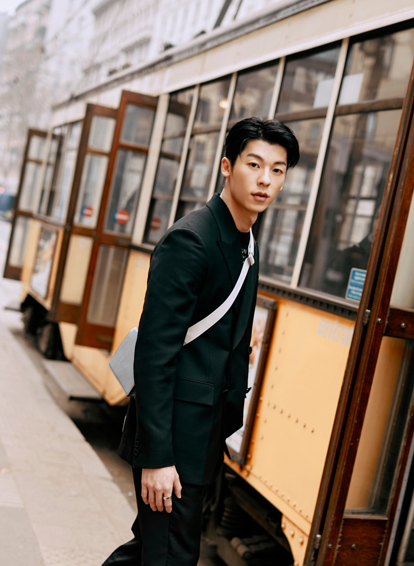 Trước khi show diễn của Fendi bắt đầu, Hứa Quang Hán đã tung bộ ảnh trong tạo hình dự sự kiện lên mạng xã hội, khoe trọn khí chất lịch lãm.