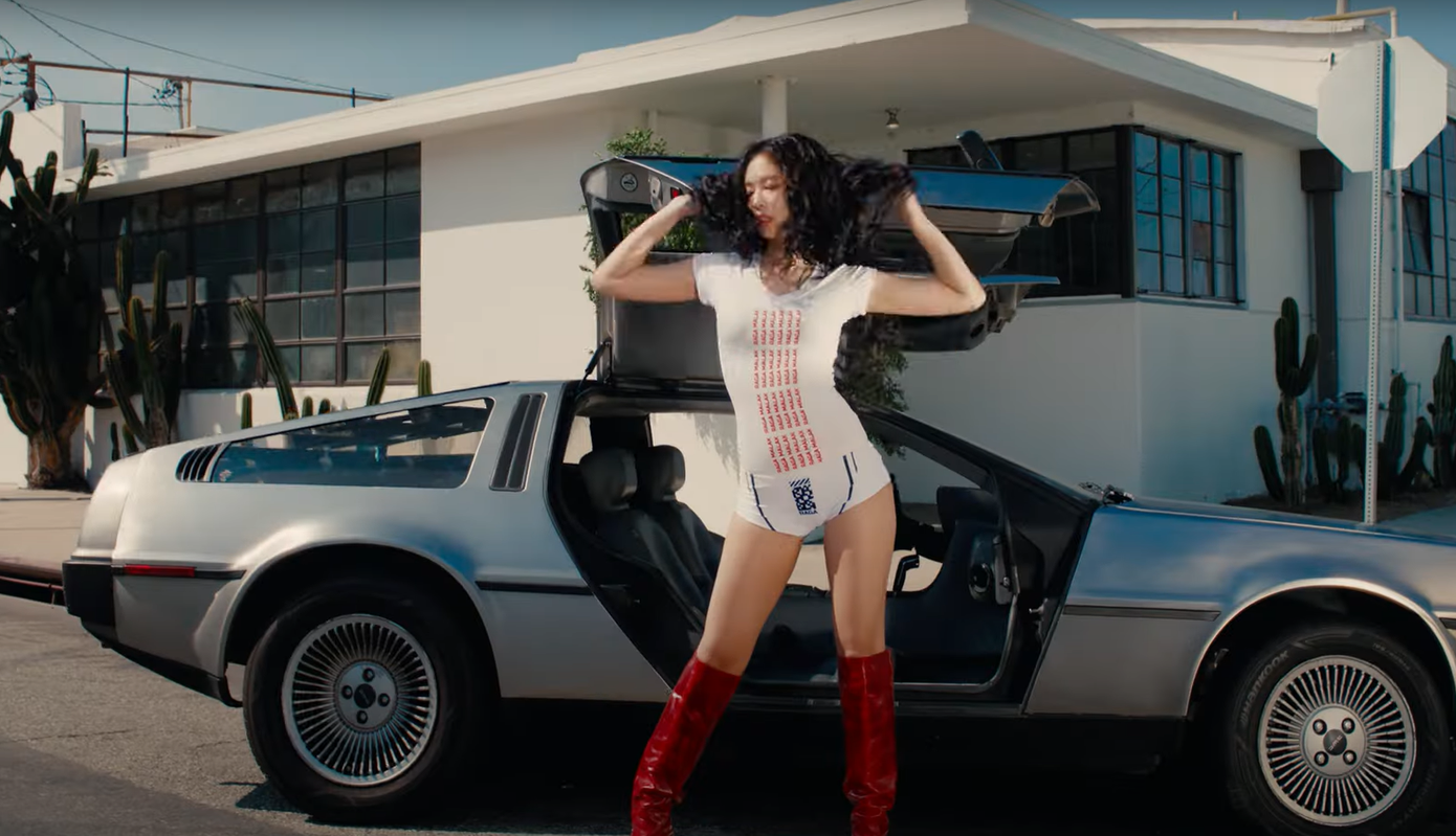 Jennie mang tới sức nóng tựa mùa Hè trong Mantra.