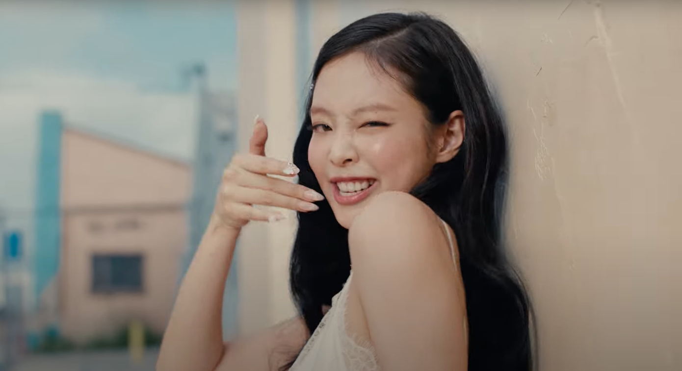 Jennie mang tới sức nóng tựa mùa Hè trong Mantra.