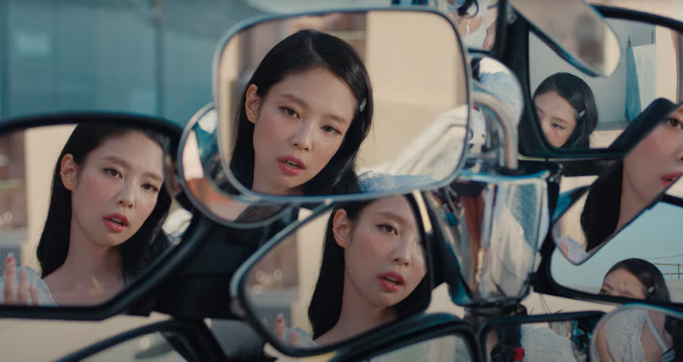 Jennie mang tới sức nóng tựa mùa Hè trong Mantra.