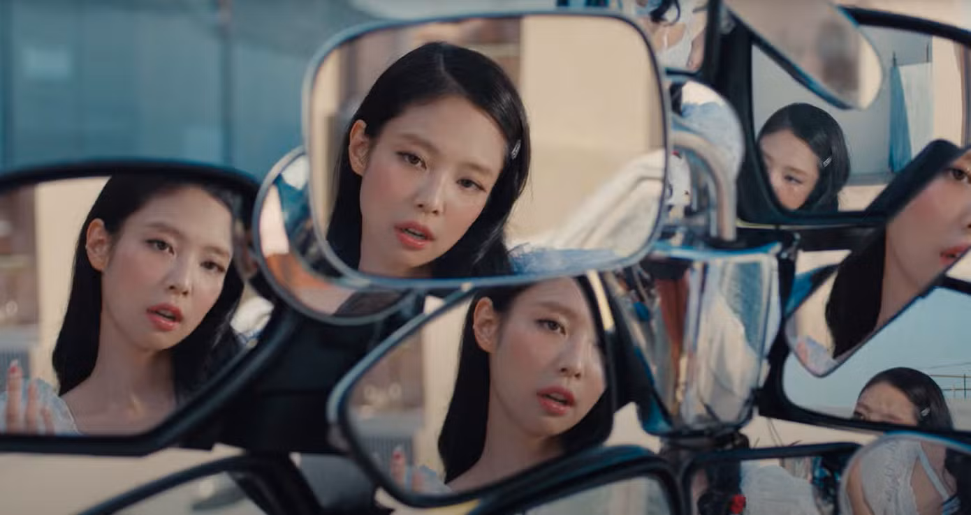 Jennie mang tới sức nóng tựa mùa Hè trong Mantra.