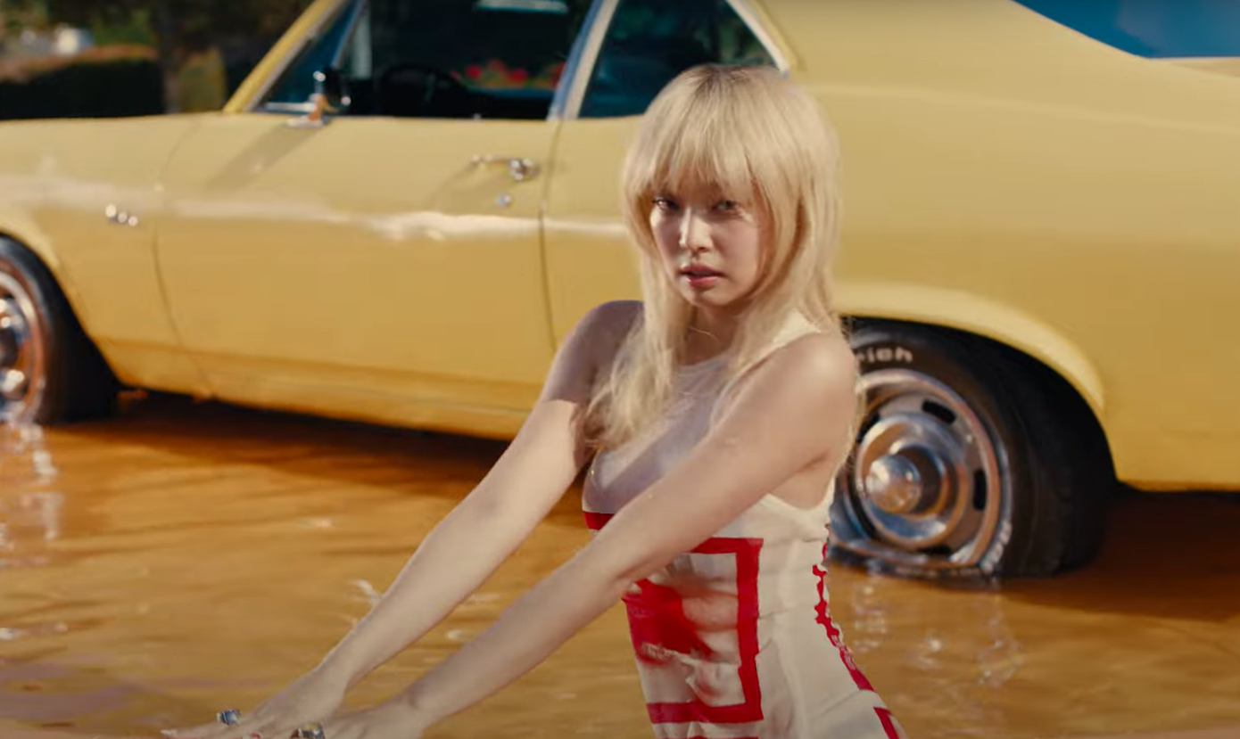 Jennie mang tới sức nóng tựa mùa Hè trong Mantra.