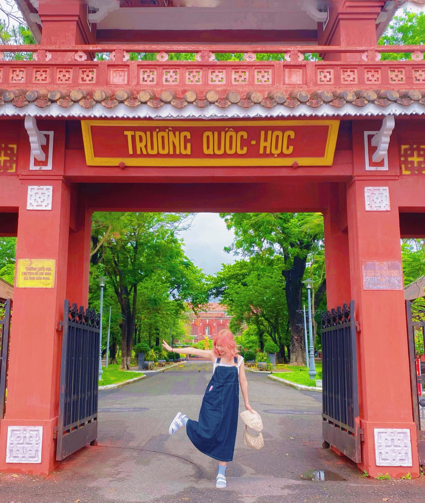 Từ khu vực quanh cổng trường tới khuôn viên, ngã đâu cũng có ảnh đẹp ở THPT chuyên Quốc Học Huế. - Ảnh: Mai Linh Từ khu vực quanh cổng trường tới khuôn viên, ngã đâu cũng có ảnh đẹp ở THPT chuyên Quốc Học Huế. - Ảnh: Mai Linh