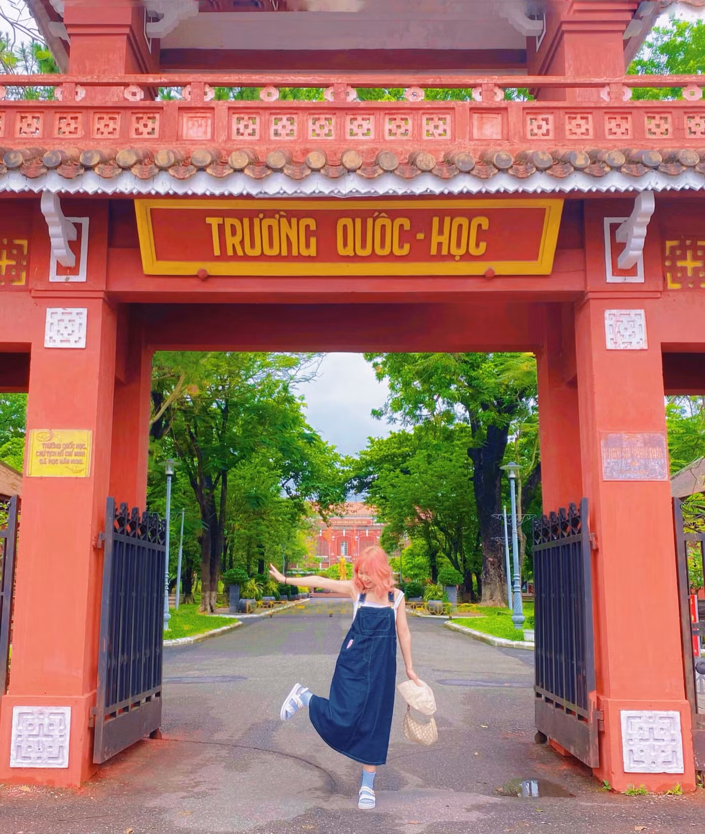Từ khu vực quanh cổng trường tới khuôn viên, ngã đâu cũng có ảnh đẹp ở THPT chuyên Quốc Học Huế. - Ảnh: Mai Linh