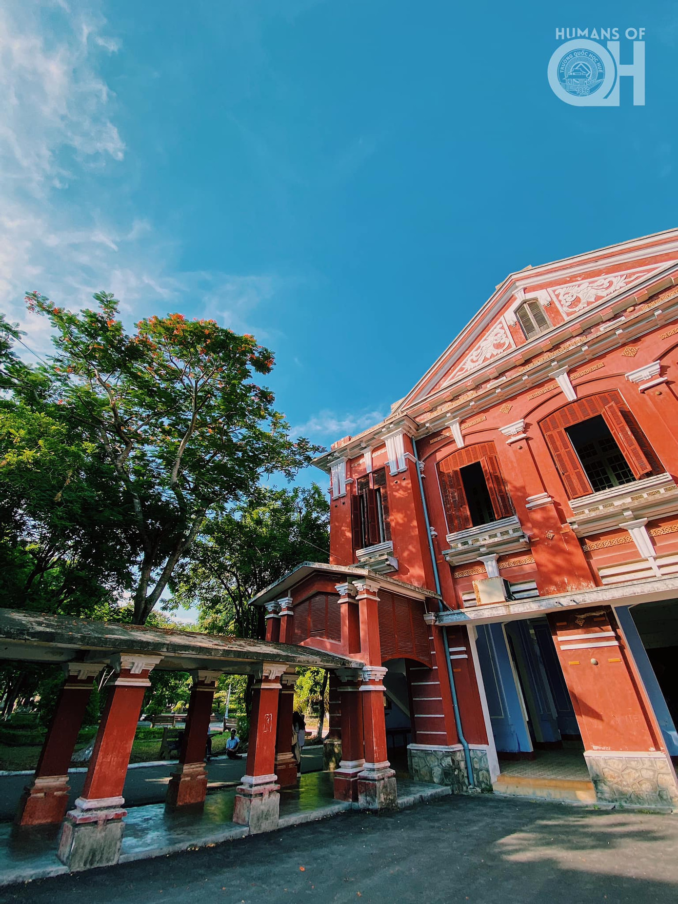 Màu đỏ iconic cùng nét cổ kính chính là đặc điểm giúp teen nhìn một cái là nhớ ngay của chuyên Quốc Học Huế. - Ảnh: Humans of Quoc Hoc Màu đỏ iconic cùng nét cổ kính chính là đặc điểm giúp teen nhìn một cái là nhớ ngay của chuyên Quốc Học Huế. - Ảnh: Humans of Quoc Hoc