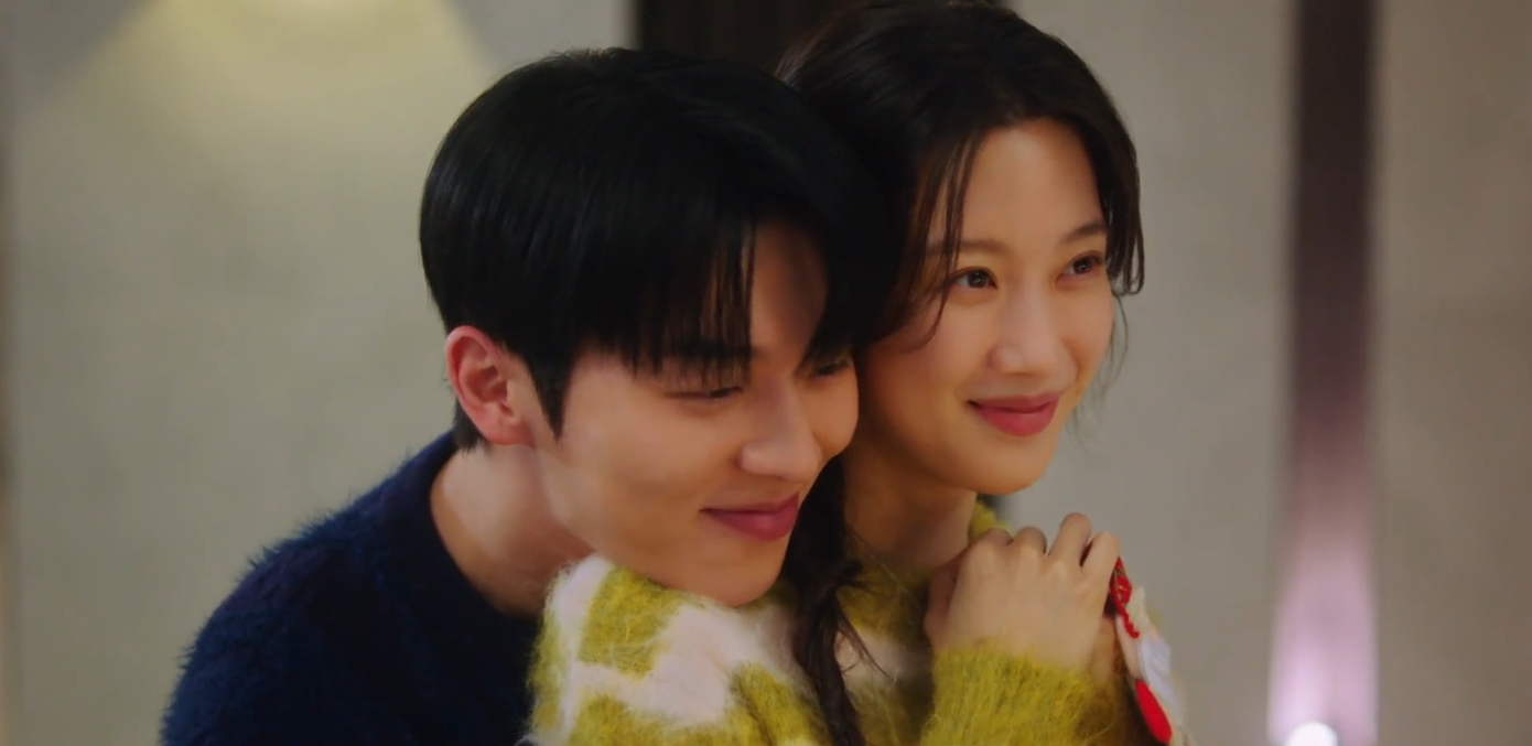 Không có đám cưới, nhưng khoảnh khắc Su Jeong nhận chiếc vòng cổ chìa khóa từ Ju Yeon đã "bắn tín hiệu" cho khán giả rằng - cô đã đồng ý lời cầu hôn của anh.