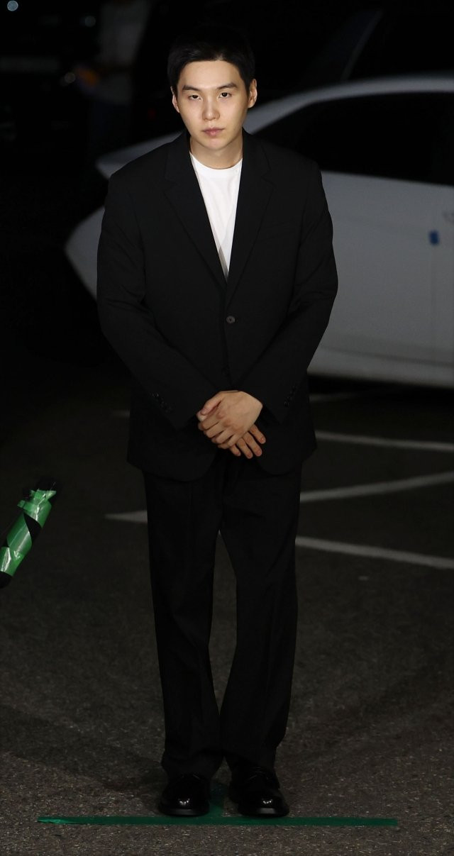 SUGA thừa nhận mọi sai phạm và cúi đầu xin lỗi trong lần trình diện tại Sở cảnh sát.