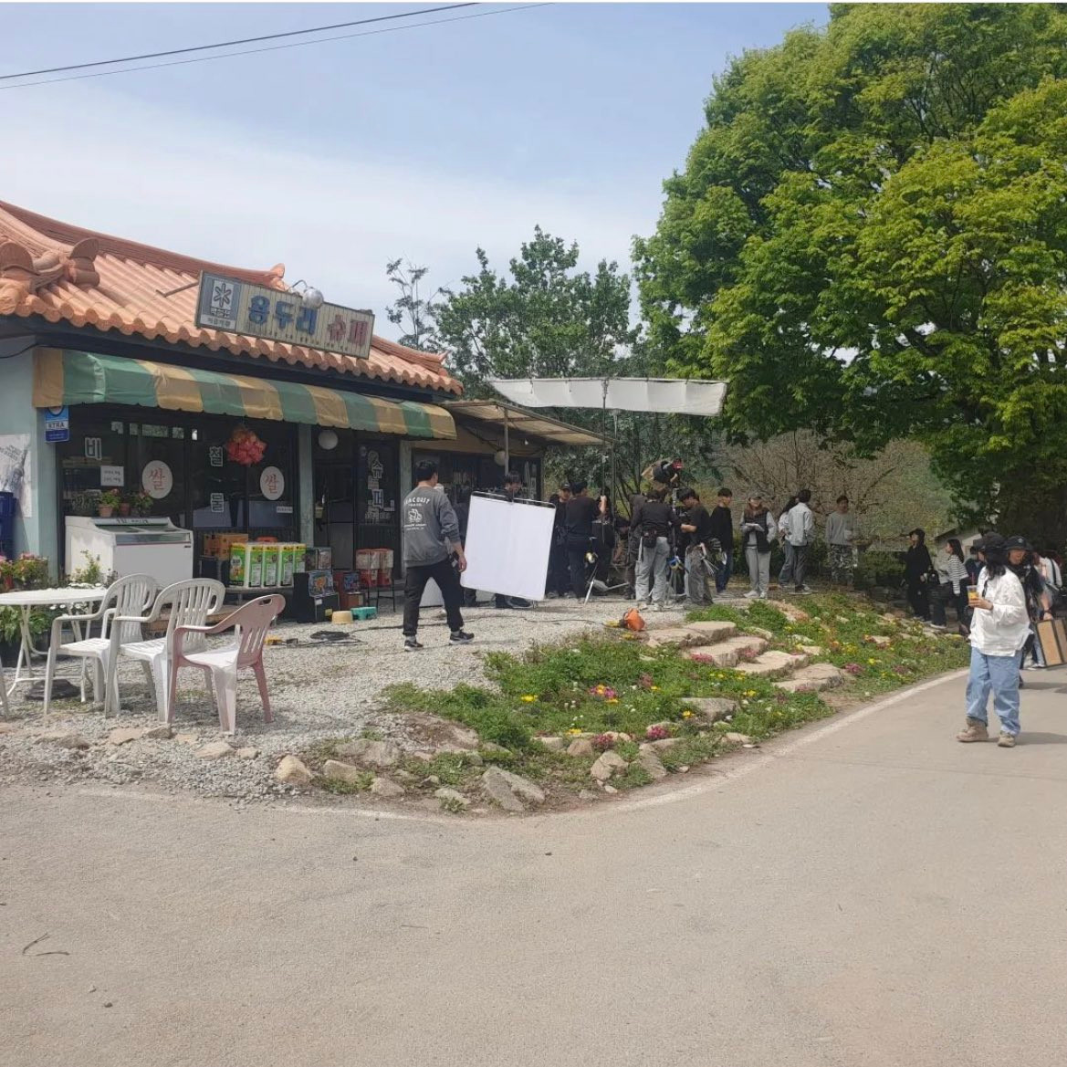 Siêu thị nơi hò hẹn của Baek - Hong và nhà của Hyun Woo được đội sản xuất dựng lên cho các set quay tại làng Yongdo.