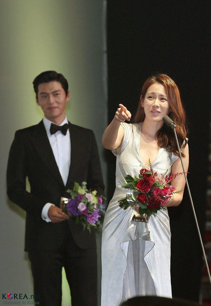 Hyun Bin cũng được bắt gặp hướng mắt chăm chú về phía Son Ye Jin trên sân khấu.