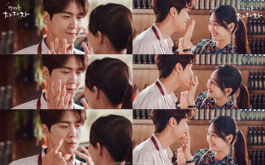 Dù ở nhà hay cửa hàng, nụ cười má lúm của đôi uyên ương mới làng biển cũng bừng sáng. Nhưng giây trước vừa cười ngọt lịm, giây sau Tổ trưởng Hong đã phải nhận một cú tát trời giáng của bạn gái để "qua mặt" chủ quán nước Oh Yoon. - Ảnh: Instagram @tukkatamickie Dù ở nhà hay cửa hàng, nụ cười má lúm của đôi uyên ương mới làng biển cũng bừng sáng. Nhưng giây trước vừa cười ngọt lịm, giây sau Tổ trưởng Hong đã phải nhận một cú tát trời giáng của bạn gái để "qua mặt" chủ quán nước Oh Yoon. - Ảnh: Instagram @tukkatamickie