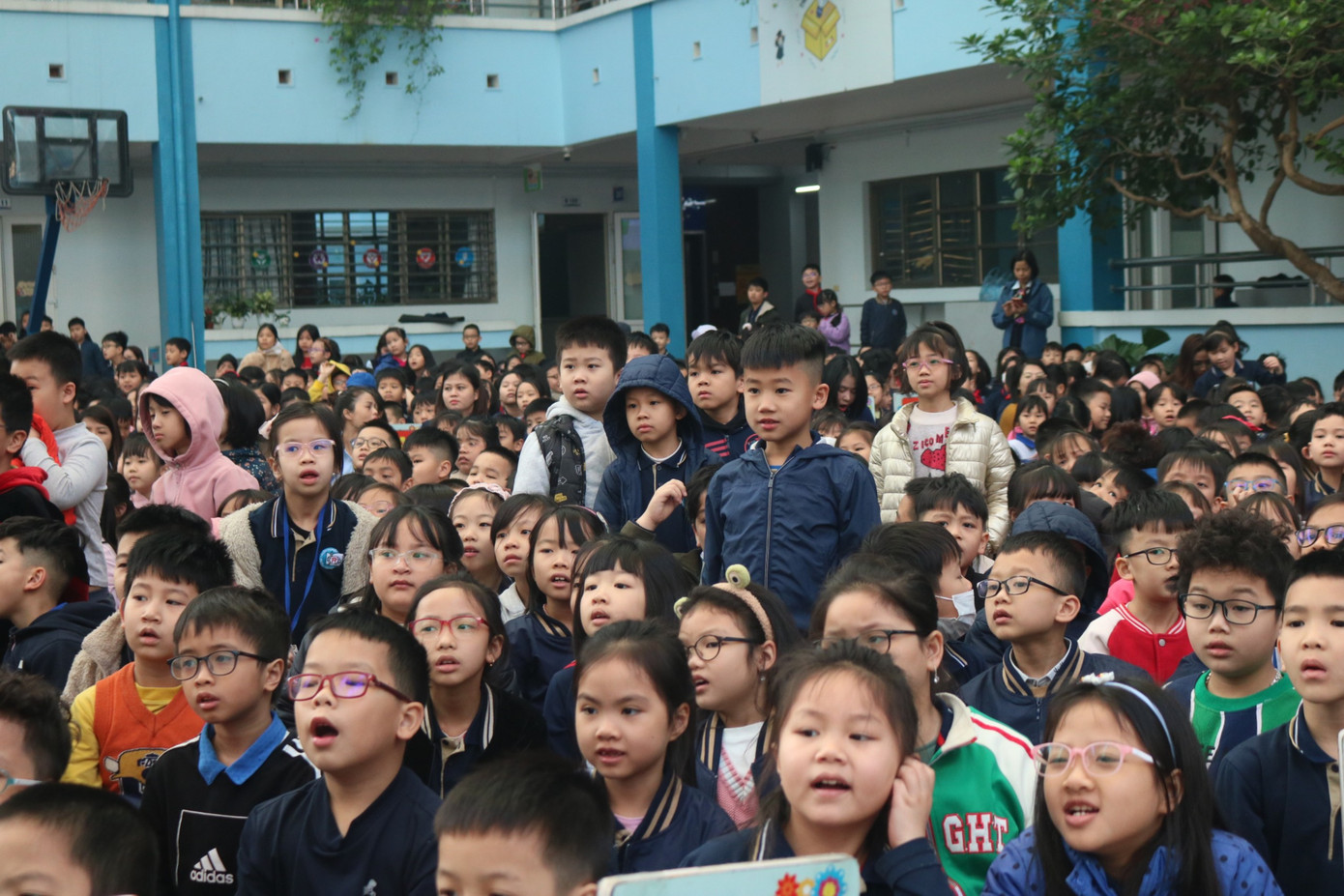 Nhiều bạn nhỏ phải đứng hẳn dậy để theo dõi trận đấu xoay Rubik gay cấn.