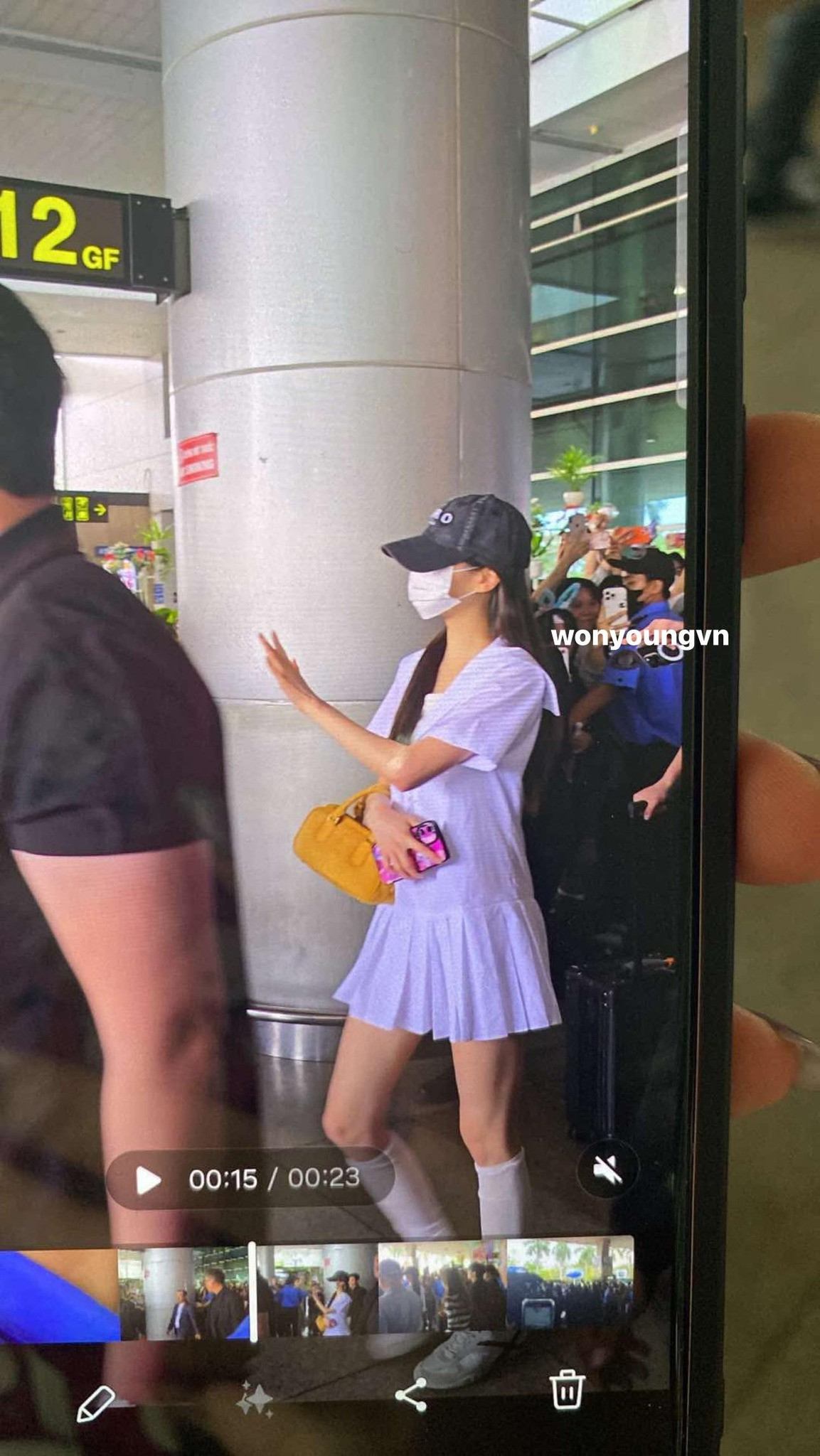 Khoảng 13h chiều 19/4, Wonyoung chính thức hạ cánh tại TP.HCM, cô bước ra trong tiếng reo hò cuồng nhiệt của người hâm mộ. - Ảnh: WONYOUNGvn Khoảng 13h chiều 19/4, Wonyoung chính thức hạ cánh tại TP.HCM, cô bước ra trong tiếng reo hò cuồng nhiệt của người hâm mộ. - Ảnh: WONYOUNGvn