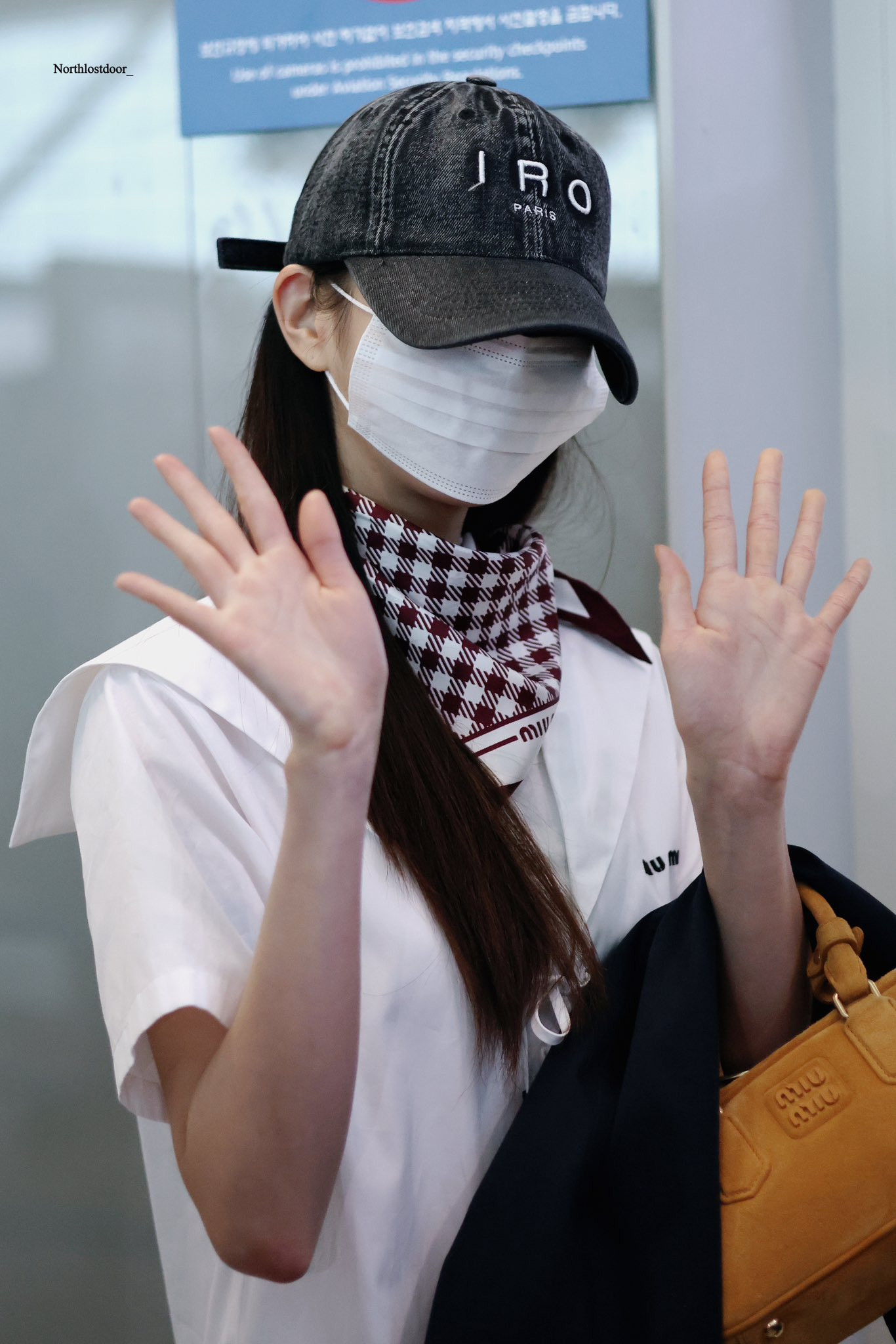 Đeo khẩu trang cũng không thể giấu khí chất tao nhã, cuốn hút của Wonyoung. - Ảnh: @crstalblue_, @Jupiter18529948 Đeo khẩu trang cũng không thể giấu khí chất tao nhã, cuốn hút của Wonyoung. - Ảnh: @crstalblue_, @Jupiter18529948