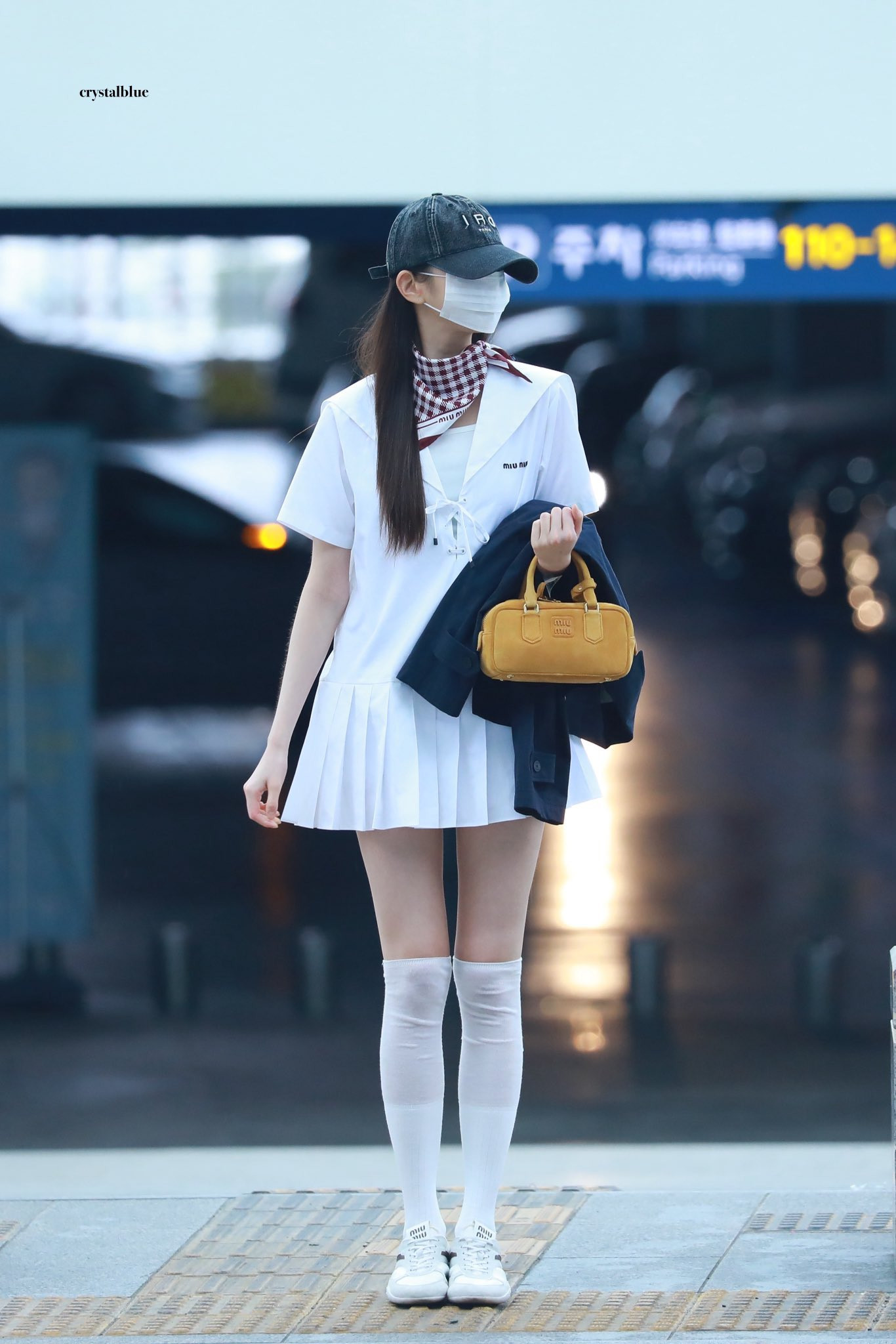 Đeo khẩu trang cũng không thể giấu khí chất tao nhã, cuốn hút của Wonyoung. - Ảnh: @crstalblue_, @Jupiter18529948 Đeo khẩu trang cũng không thể giấu khí chất tao nhã, cuốn hút của Wonyoung. - Ảnh: @crstalblue_, @Jupiter18529948