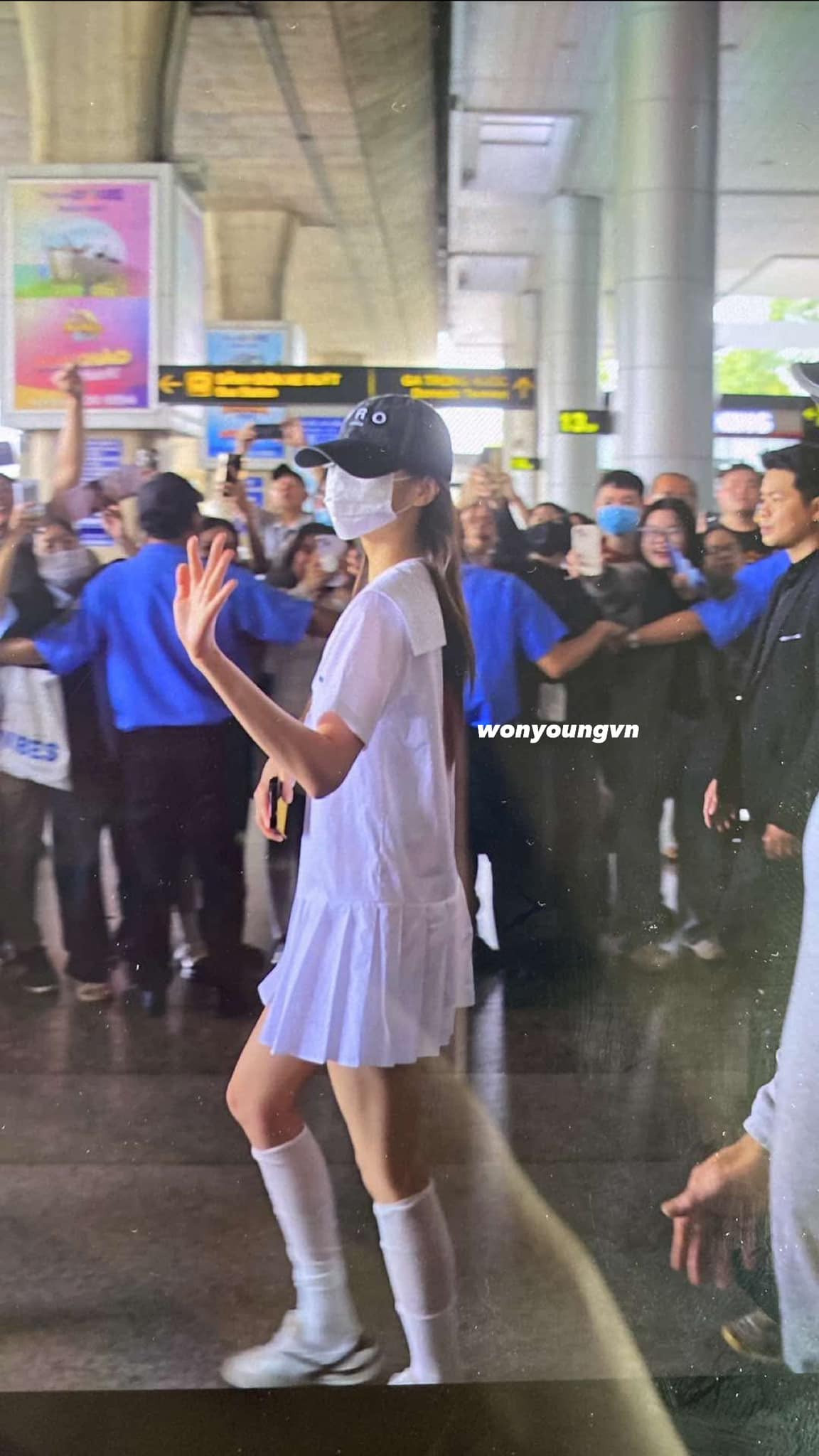 Khoảng 13h chiều 19/4, Wonyoung chính thức hạ cánh tại TP.HCM, cô bước ra trong tiếng reo hò cuồng nhiệt của người hâm mộ. - Ảnh: WONYOUNGvn Khoảng 13h chiều 19/4, Wonyoung chính thức hạ cánh tại TP.HCM, cô bước ra trong tiếng reo hò cuồng nhiệt của người hâm mộ. - Ảnh: WONYOUNGvn