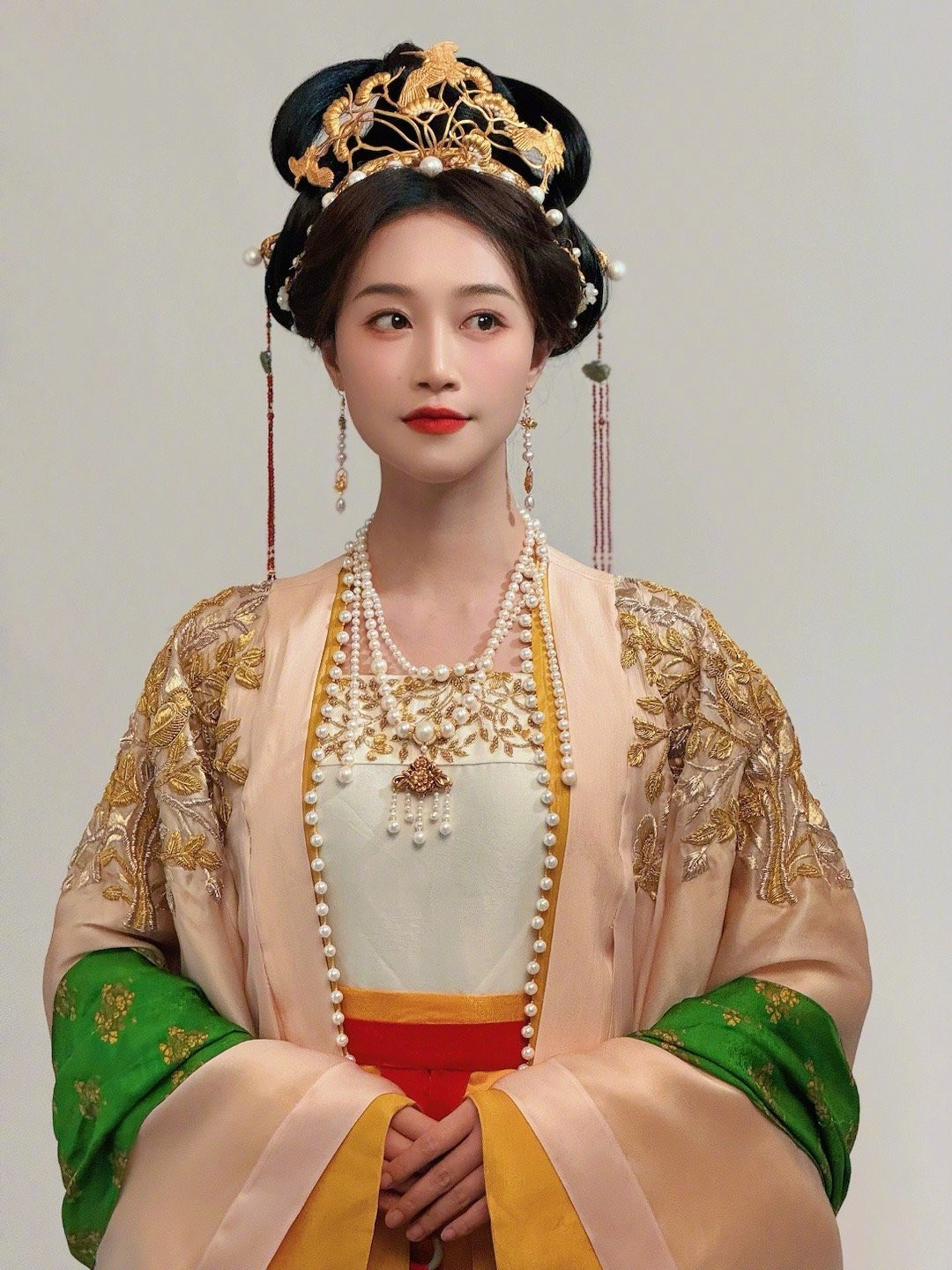 Khi Ngũ Phúc Lâm Môn đang quay, Vu Chính từng cảm ơn cô và cho biết không thể cưỡng lại vẻ đẹp của Lam Doanh Oánh khi thử tạo hình mà phải "leak trước". Ông cho biết Dương Tiệp dư sẽ là một nhân vật tốt. Khi Ngũ Phúc Lâm Môn đang quay, Vu Chính từng cảm ơn cô và cho biết không thể cưỡng lại vẻ đẹp của Lam Doanh Oánh khi thử tạo hình mà phải "leak trước". Ông cho biết Dương Tiệp dư sẽ là một nhân vật tốt.