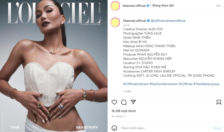 Hoa hậu H’Hen Niê nhắc tên tạp chí trong bức ảnh bìa được cô đăng lại, đồng thời, không quên liệt kê đầy đủ danh sách ê-kíp đã cùng nàng Hậu thực hiện bộ ảnh này. Hoa hậu H’Hen Niê nhắc tên tạp chí trong bức ảnh bìa được cô đăng lại, đồng thời, không quên liệt kê đầy đủ danh sách ê-kíp đã cùng nàng Hậu thực hiện bộ ảnh này.