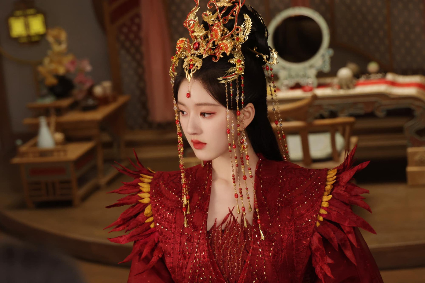 Khán giả cũng trầm trồ với nhan sắc của nàng Phượng Ẩn - Triệu Lộ Tư khi bỏ mạng che mặt.