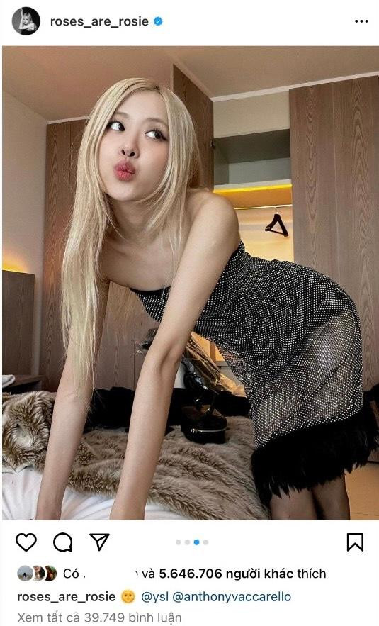 Rosé tạo dáng tinh nghịch trước giờ G tham dự bữa tiệc thềm Oscar. Rosé tạo dáng tinh nghịch trước giờ G tham dự bữa tiệc thềm Oscar.