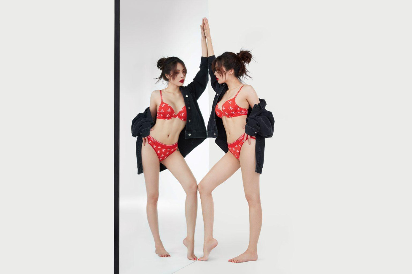 Tạo dáng trước gương, Hyuna "đốt mắt" người xem với phong cách tạo dáng táo bạo. Tạo dáng trước gương, Hyuna "đốt mắt" người xem với phong cách tạo dáng táo bạo.