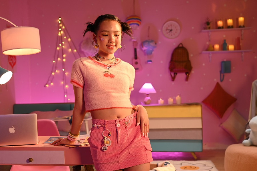 MV đầu tay của Souchi tràn ngập sự "hường phấn", đáng yêu đúng như lứa tuổi của cô bé.