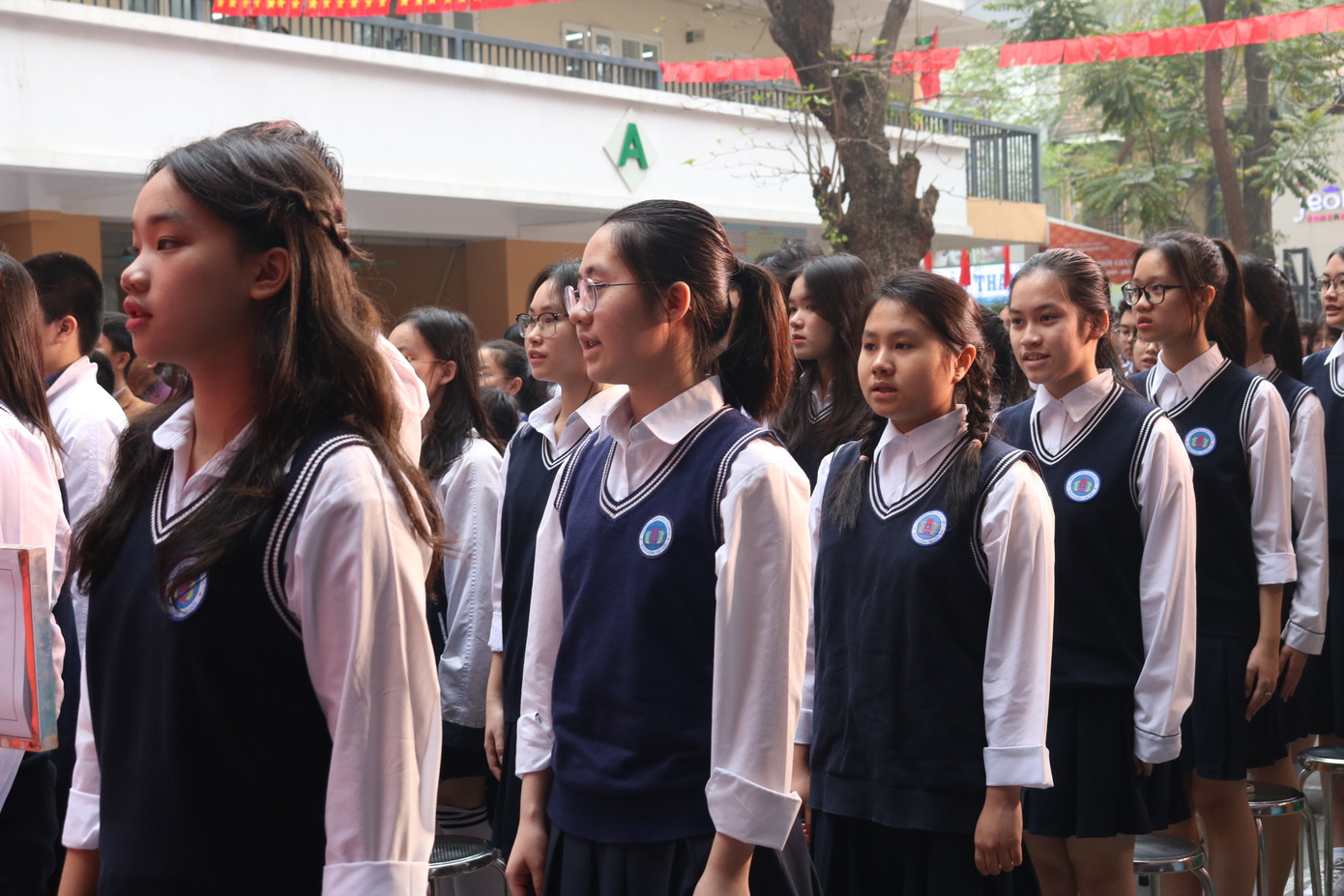 Teen trường THCS Ngô Sĩ Liên chăm chú theo dõi buổi lễ.