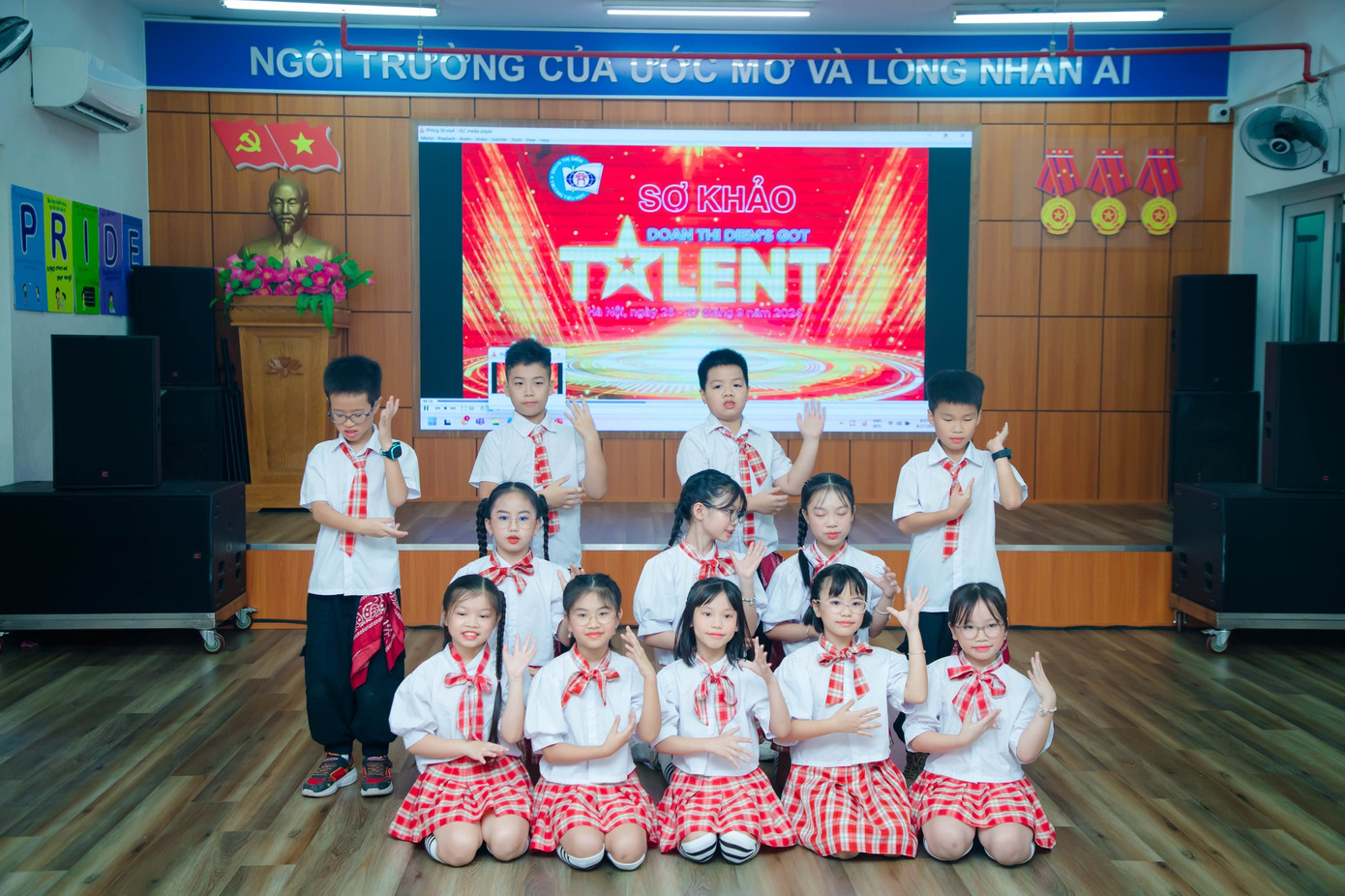 Phụ huynh và thầy cô hỗ trợ hết mình cho khoản đầu tư sân khấu, phục trang cho các bạn nhỏ. Phụ huynh và thầy cô hỗ trợ hết mình cho khoản đầu tư sân khấu, phục trang cho các bạn nhỏ.