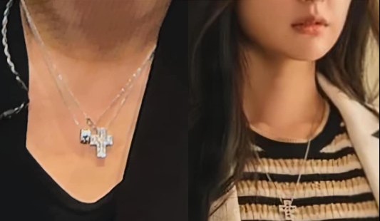Người hâm mộ còn soi ra chiếc vòng cổ nam diễn viên đeo giống với một mẫu vòng cổ Ji Won từng đeo trong Queen of Tears. Người hâm mộ còn soi ra chiếc vòng cổ nam diễn viên đeo giống với một mẫu vòng cổ Ji Won từng đeo trong Queen of Tears.