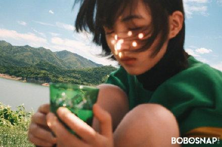 Mặc dù chỉ diện những màu sắc và hoạ tiết cơ bản nhưng stylist có cách phối rất khéo các khối màu với nhau, rực rỡ nổi bật nhưng không loè loẹt chói mắt.