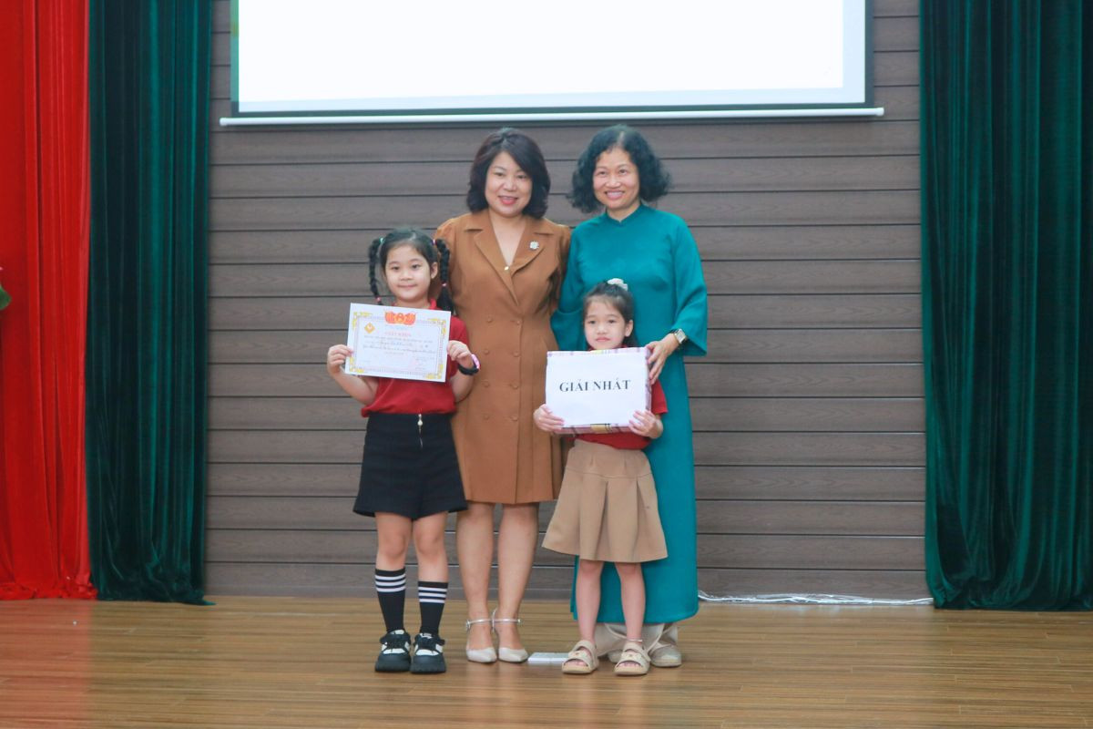 Đại diện các tập thể lớp nhận giải thiết kế video.