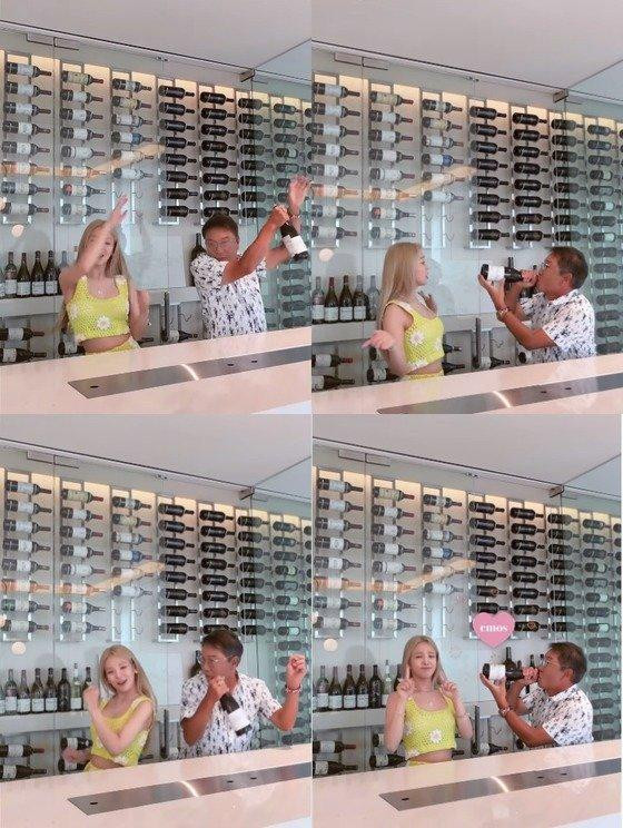 Trong một video khác, Chủ tịch Lee lại nhún nhảy theo Hyoyeon, dùng một chai rượu trong gian trưng bày để pha trò khiến cộng đồng mạng thích thú.