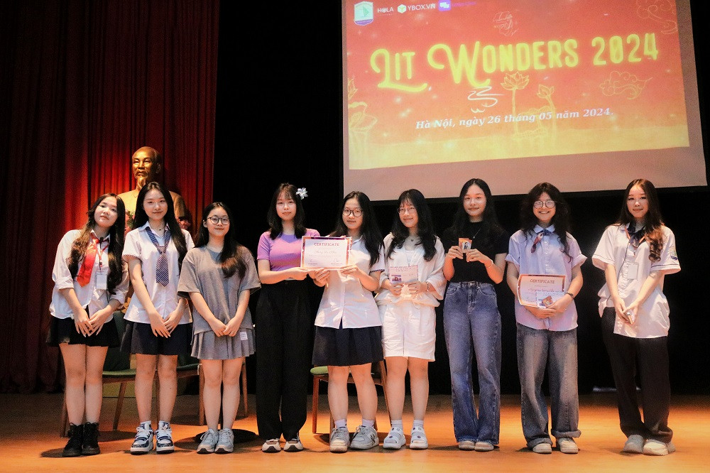 Các thí sinh xuất sắc trong Cuộc thi viết.