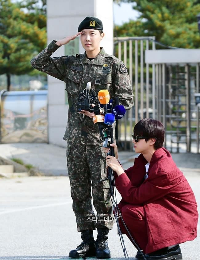 Jin không hổ danh là "vựa muối" của BTS khi "bày trò" trong ngày j-hope xuất ngũ. Jin không hổ danh là "vựa muối" của BTS khi "bày trò" trong ngày j-hope xuất ngũ.