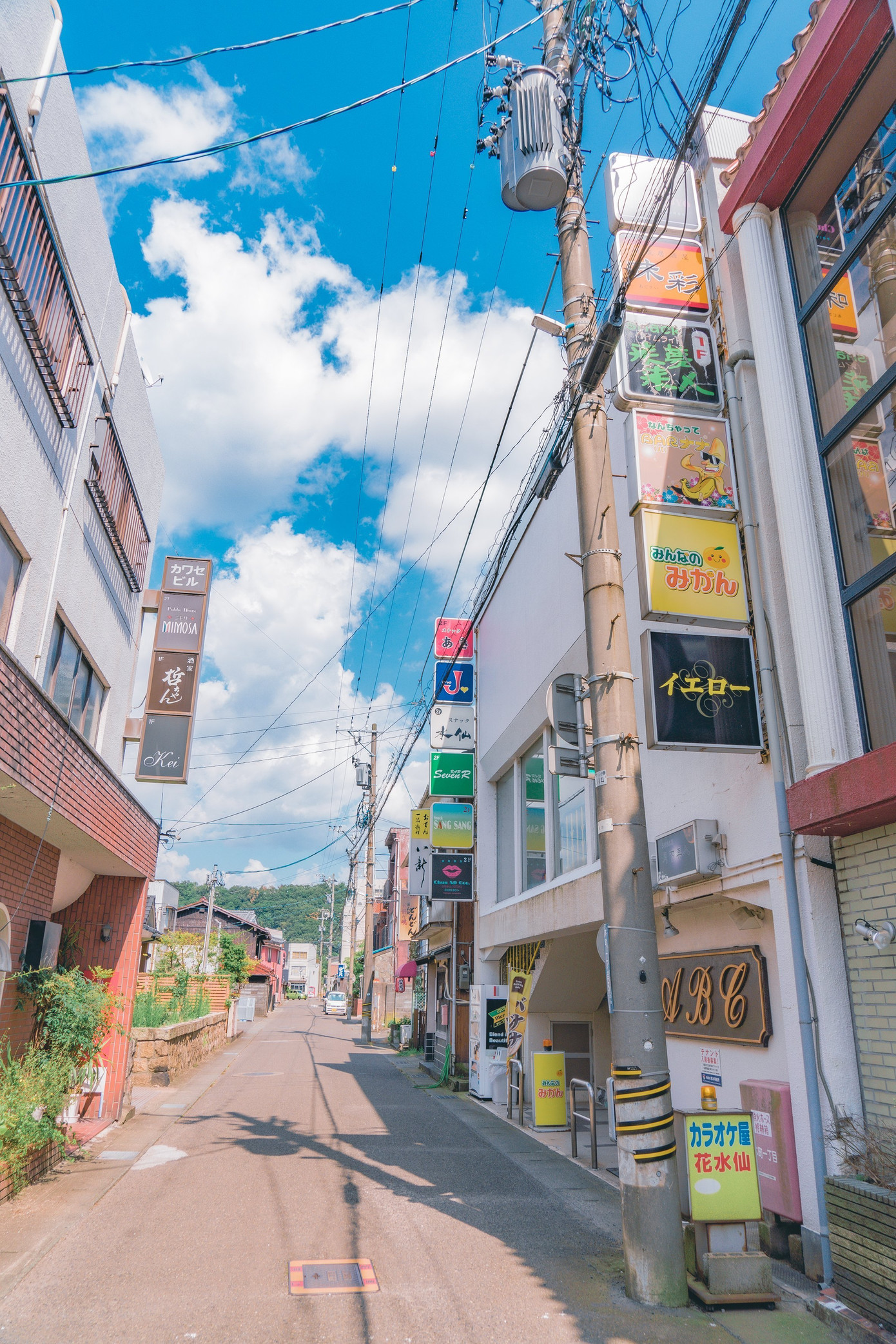 Không cần filter hay bất kỳ sự hỗ trợ của AI nào, thiên nhiên, cảnh vật qua góc máy của Akine đều như được cắt ra từ một bộ anime nổi tiếng.