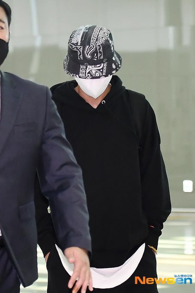 Park Seo Joon diện trang phục giản dị, làm thủ tục tại sân bay, chuẩn bị rời Hàn Quốc.