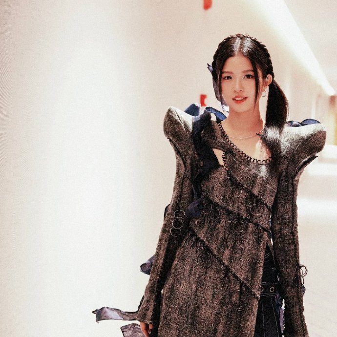 Tạo hình màn biểu diễn đầu tiên của Suni Hạ Linh được tiết lộ với phần áo như được lấy cảm hứng từ áo dài, vừa mềm mại vừa cá tính. So với hình ảnh dịu dàng thường thấy trong các sản phẩm âm nhạc trước đây, phải chăng Suni sẽ có màn lột xác phá cách hơn tại Đạp Gió 2024? Tạo hình màn biểu diễn đầu tiên của Suni Hạ Linh được tiết lộ với phần áo như được lấy cảm hứng từ áo dài, vừa mềm mại vừa cá tính. So với hình ảnh dịu dàng thường thấy trong các sản phẩm âm nhạc trước đây, phải chăng Suni sẽ có màn lột xác phá cách hơn tại Đạp Gió 2024?