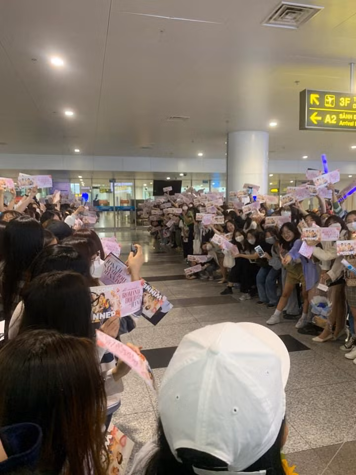Fan xếp hàng, cầm nhiều banner xinh xắn chờ WINNER tại sân bay. - Ảnh: FB Ngọc Diệp