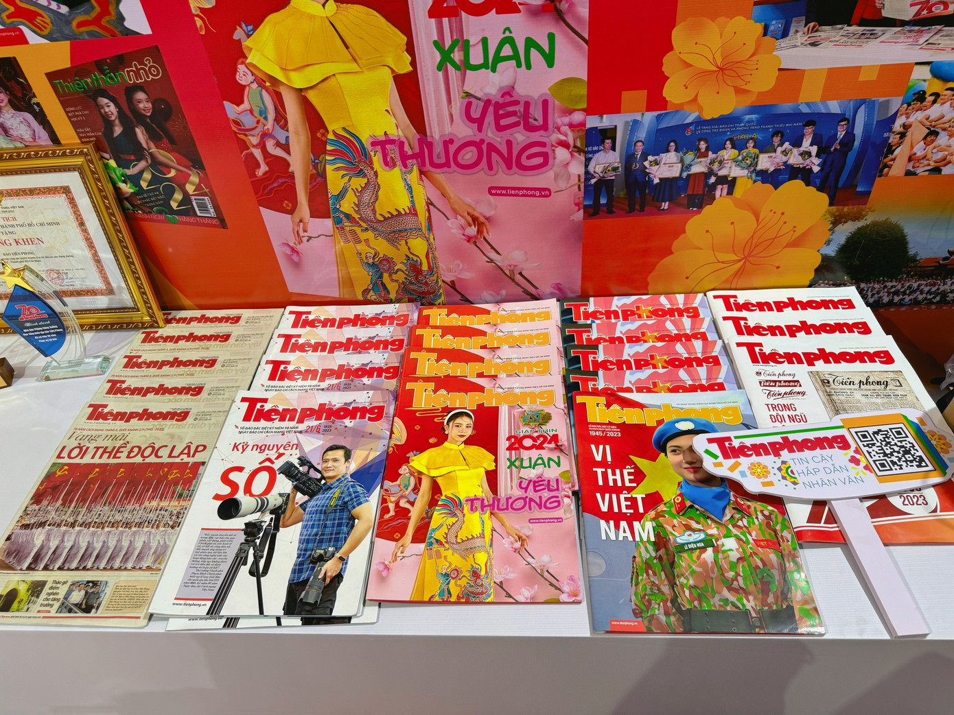 Bên cạnh các ấn phẩm nổi bật, cúp, huy chương... từ các chương trình do báo Tiền Phong tổ chức, đồng hành cũng được trưng bày tại gian trưng bày. Bên cạnh các ấn phẩm nổi bật, cúp, huy chương... từ các chương trình do báo Tiền Phong tổ chức, đồng hành cũng được trưng bày tại gian trưng bày.