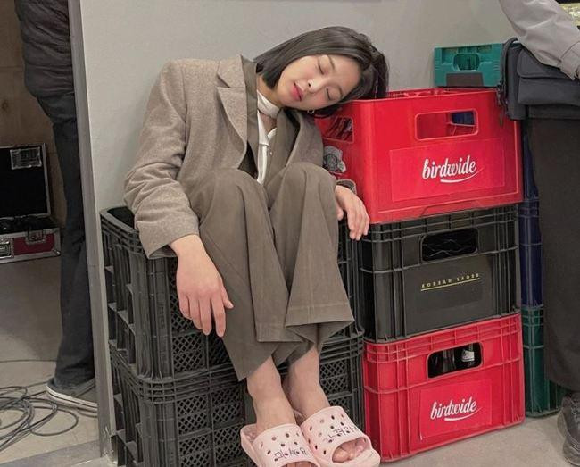 Seol In Ah khoe khoảnh khắc bản thân ngủ gật tại phim trường. Seol In Ah khoe khoảnh khắc bản thân ngủ gật tại phim trường.