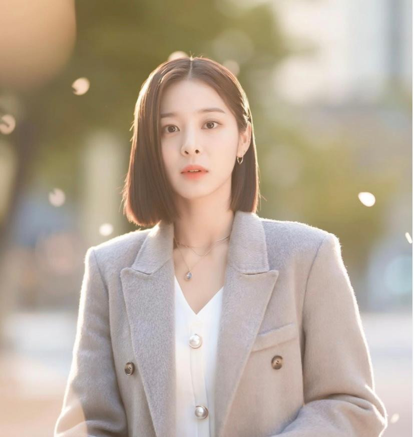 Nhân vật Jin Young Seo thường chọn những trang phục có gam màu cơ bản như xám, trắng, đen… tạo nên vẻ ngoài nhẹ nhàng, thanh lịch.