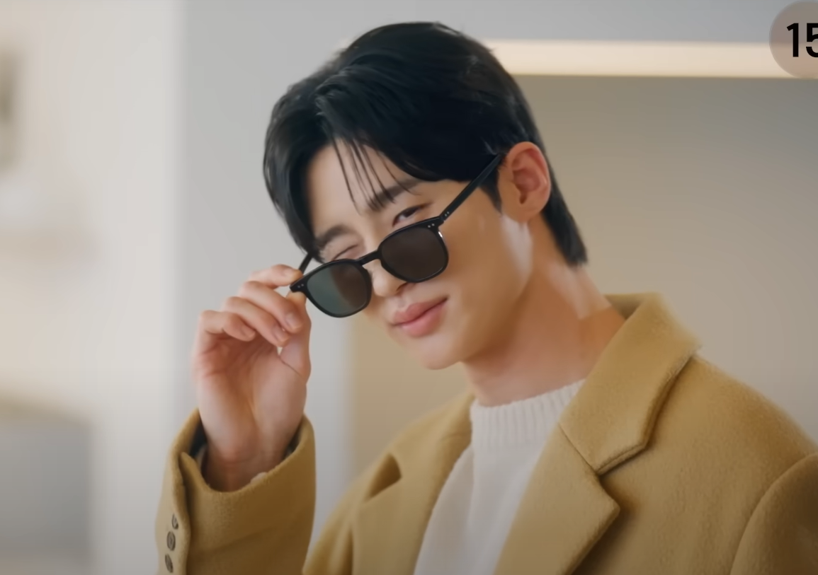 Lại là "Sơn sĩ" (biệt danh fan Việt đặt cho Sun Jae) với cú nháy mắt tưởng là fan service nhưng thực chất là hướng về Im Sol. Lại là "Sơn sĩ" (biệt danh fan Việt đặt cho Sun Jae) với cú nháy mắt tưởng là fan service nhưng thực chất là hướng về Im Sol.