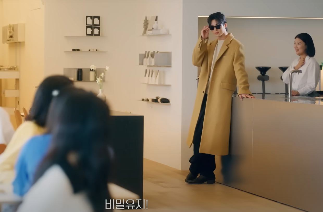 Lại là "Sơn sĩ" (biệt danh fan Việt đặt cho Sun Jae) với cú nháy mắt tưởng là fan service nhưng thực chất là hướng về Im Sol. Lại là "Sơn sĩ" (biệt danh fan Việt đặt cho Sun Jae) với cú nháy mắt tưởng là fan service nhưng thực chất là hướng về Im Sol.