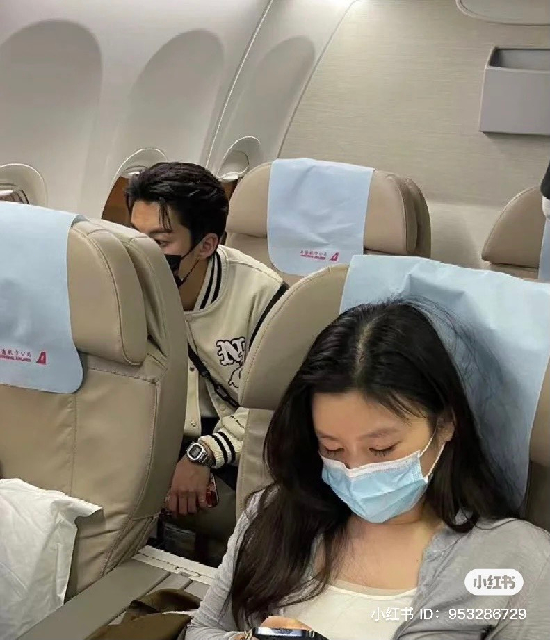 Cô gái kể lại khoảnh khắc nhìn tấm ảnh đã hạnh phúc đến mức cười lớn: "Haha, yêu chồng nhất trần đời!". Dù chỉ lộ 1/4 gương mặt nhưng netizen cũng không xuýt xoa trước vẻ điển trai của Vương Hạc Đệ. Cô gái kể lại khoảnh khắc nhìn tấm ảnh đã hạnh phúc đến mức cười lớn: "Haha, yêu chồng nhất trần đời!". Dù chỉ lộ 1/4 gương mặt nhưng netizen cũng không xuýt xoa trước vẻ điển trai của Vương Hạc Đệ.